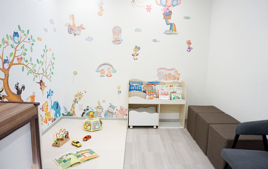 キッズルーム完備でお子さま連れでも通いやすい医院